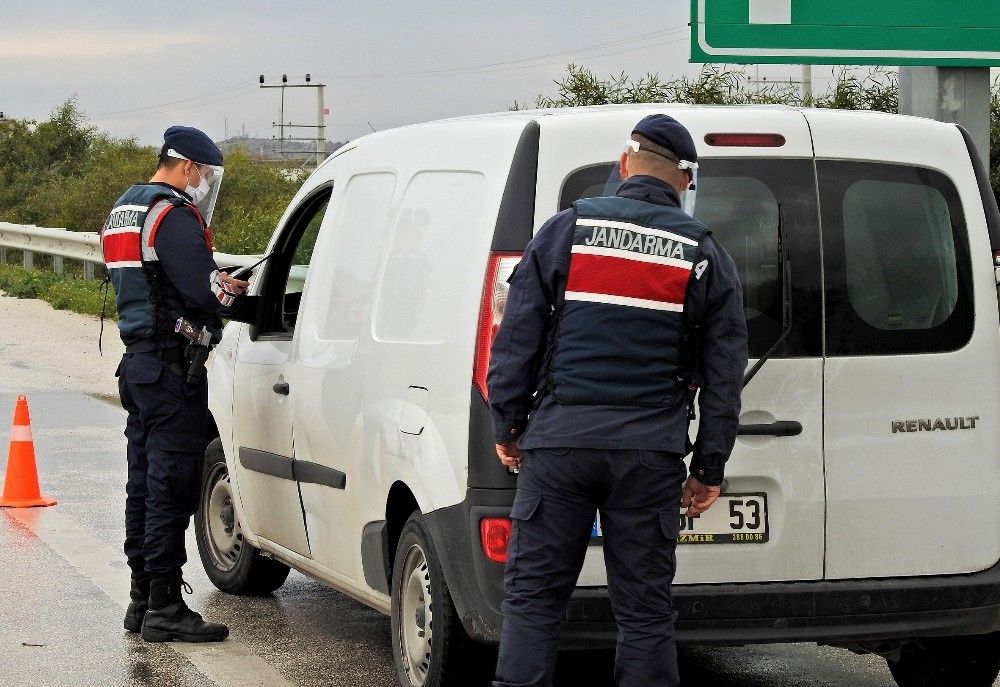 Çeşme'de harabe binalarda mülteci arandı
