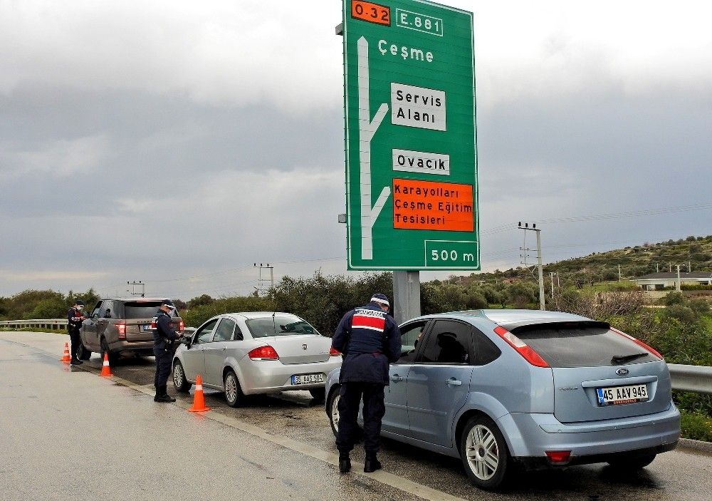 Çeşme'de harabe binalarda mülteci arandı