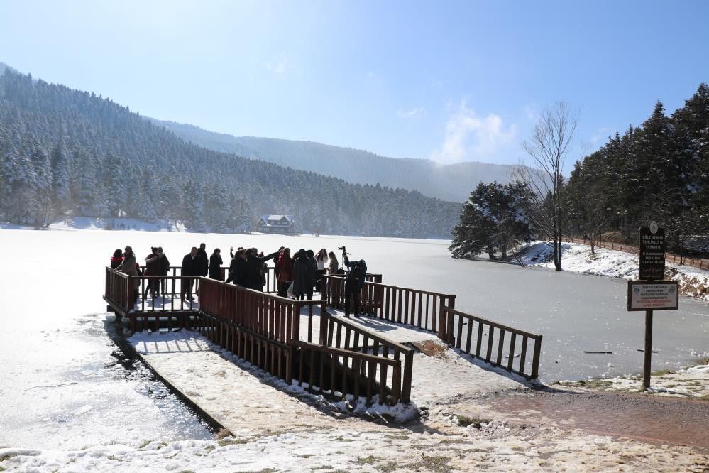 Donmuş göl üzerinde tehlikeli anlar