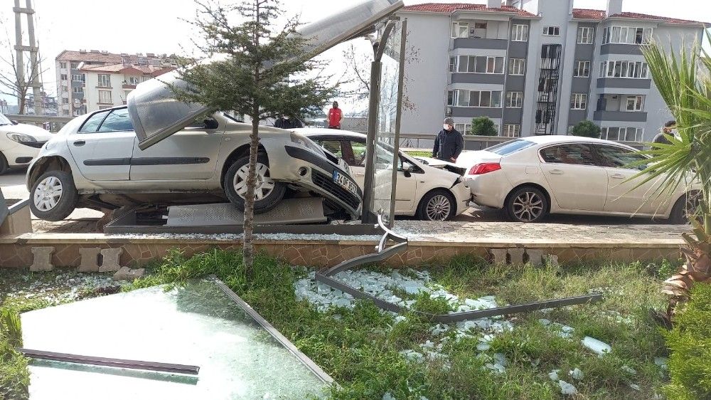 Edremit'te ehliyetsiz sürücü yolu savaş alanına çevirdi