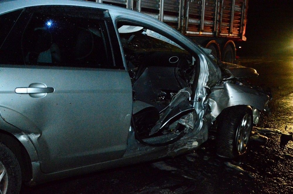 Eşi otomobilde sıkışan sürücü olay yerinde şoka girdi