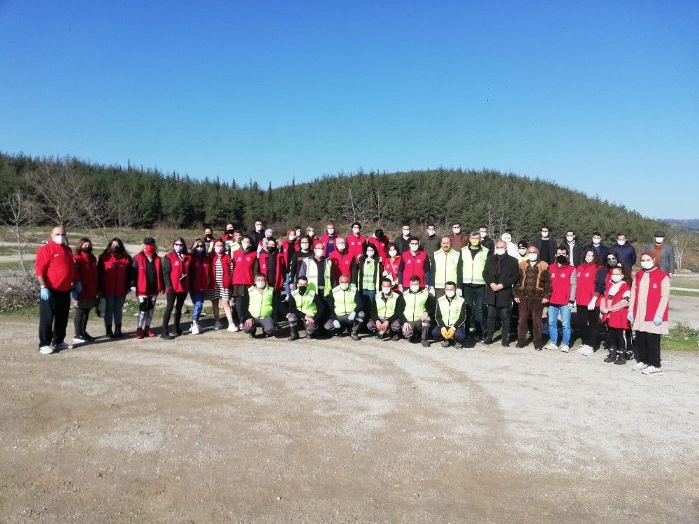 Gönüllüler sokak hayvanları için sahada