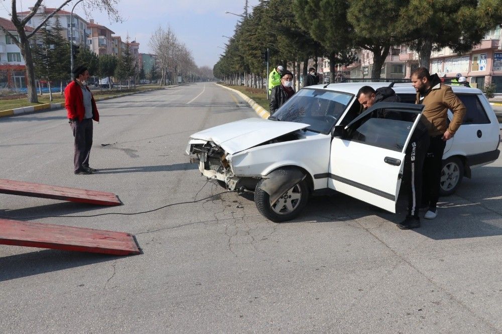 Bir polis, trafik kazasında ağır yaralandı