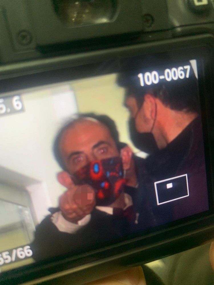 Gözaltına alınan muhtardan gazetecilere skandal hareket