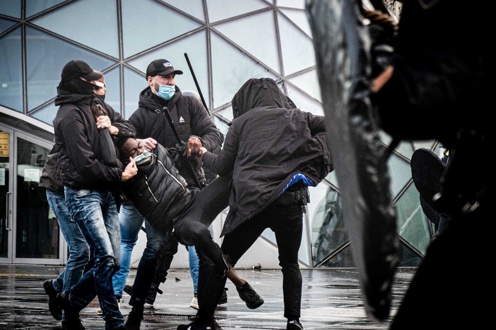 Hollanda'da Covid-19 kısıtlamaları karşıtı protesto: 30 gözaltı