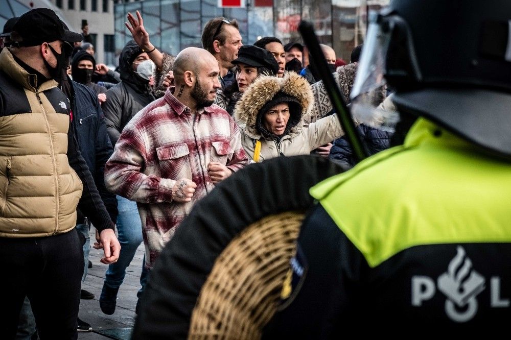 Hollanda'da Covid-19 kısıtlamaları karşıtı protesto: 30 gözaltı