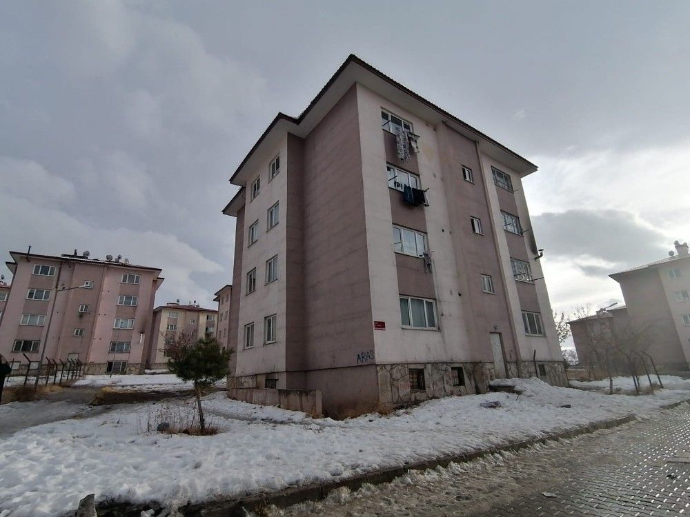 İki kardeş çatıdan düşerek öldü