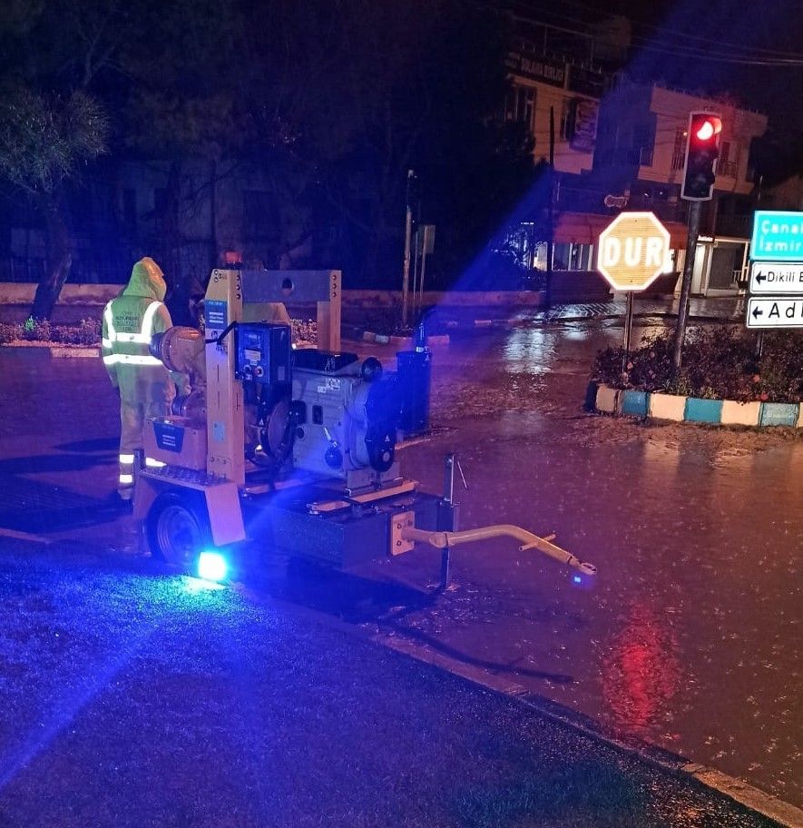 İzmir Büyükşehir Belediyesinden gece mesaisi