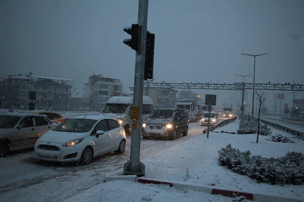 İzmir-Kula yolu bu halde