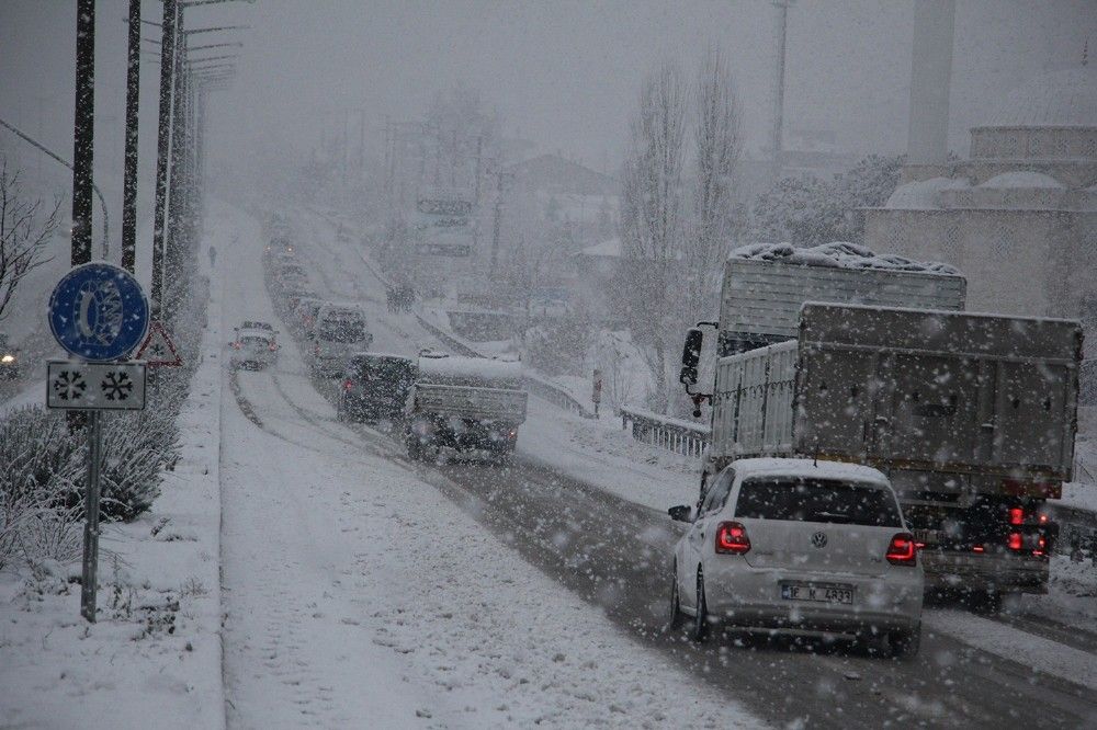 İzmir-Kula yolu bu halde