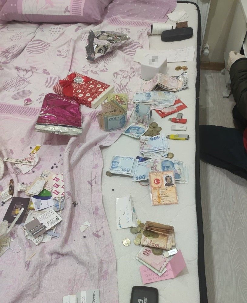 İzmir'de gaybubet evlerine baskın: 35 gözaltı