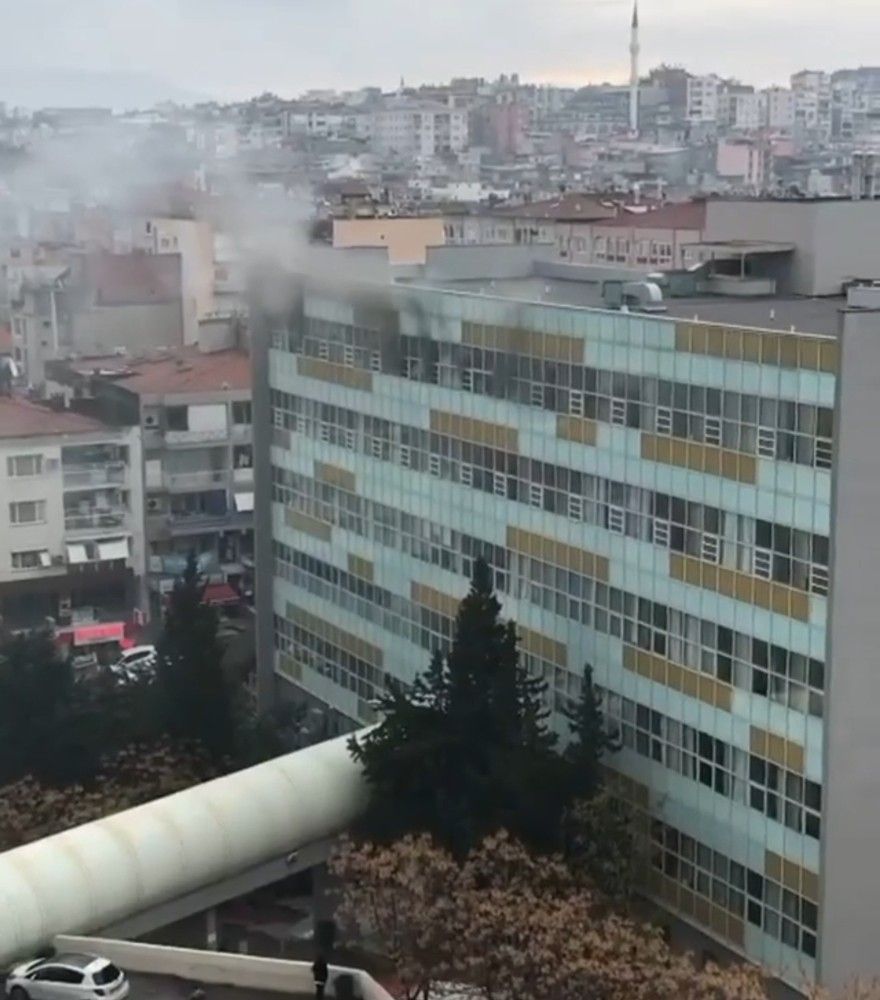 İzmir'de hastanede yangın paniği: Psikiyatri hastası yatağını yaktı