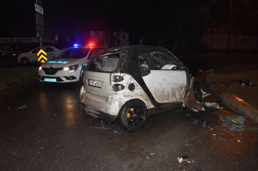 İzmir'de kontrolden çıkan araç takla attı