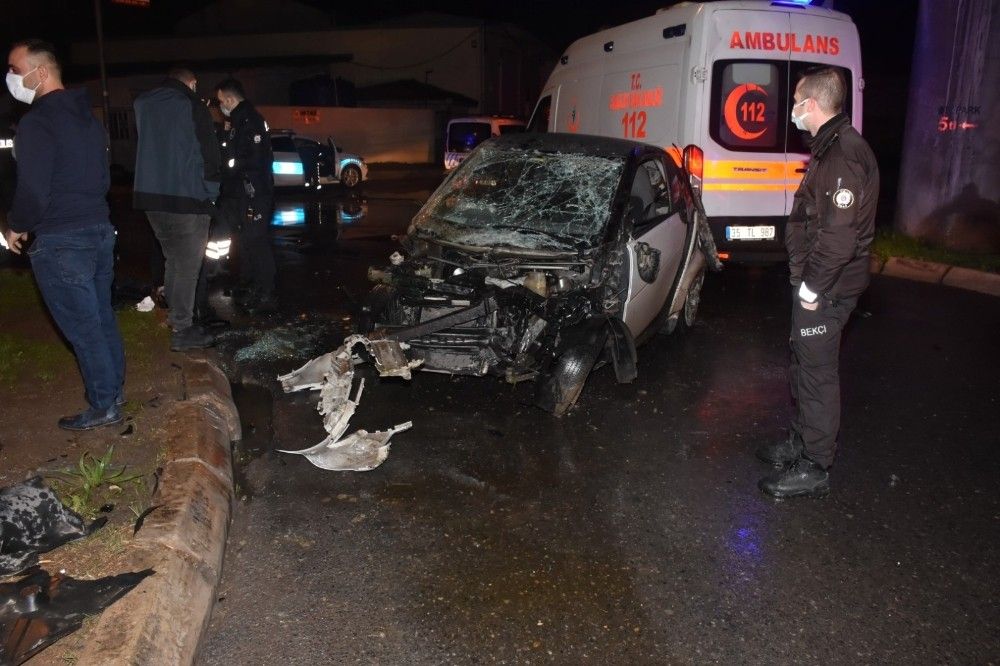 İzmir'de kontrolden çıkan araç takla attı