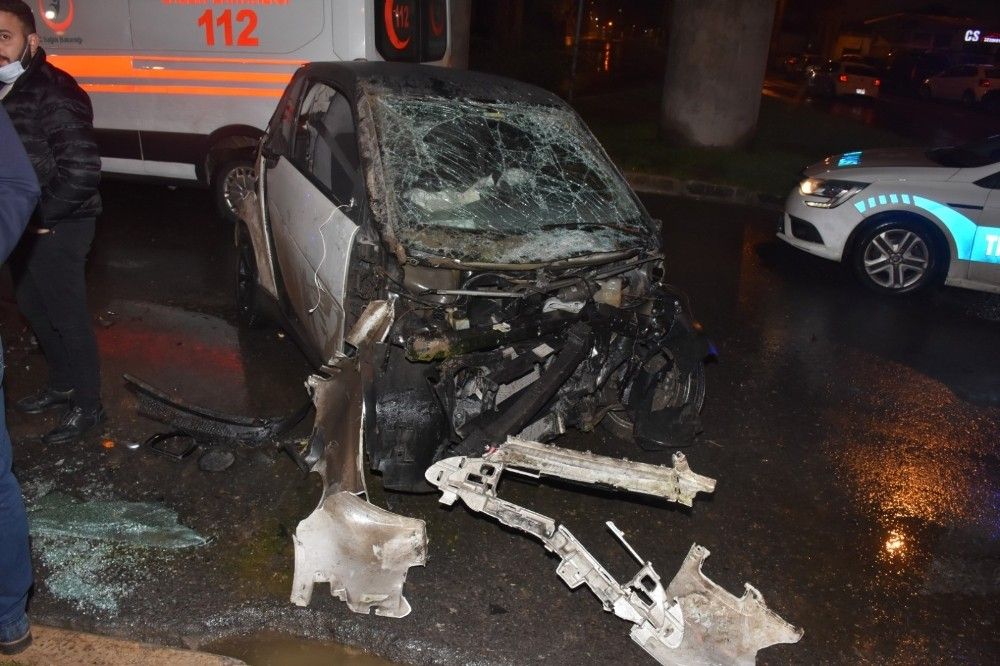İzmir'de kontrolden çıkan araç takla attı