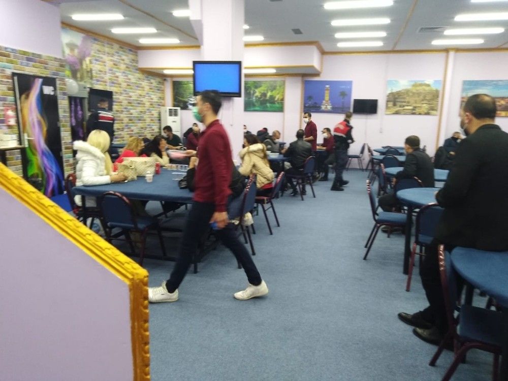 İzmir'de kumarhane baskını, 52 kişiye 343 bin TL ceza