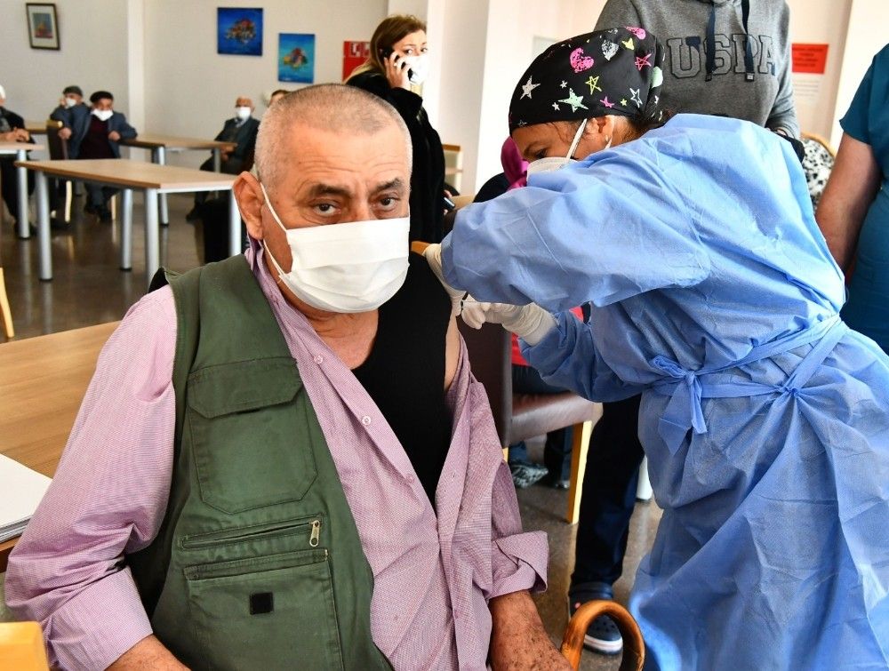 İzmir'deki huzurevinde aşılama yapıldı