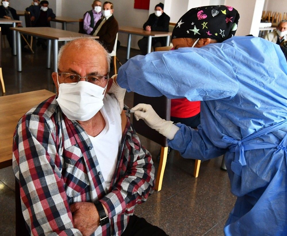 İzmir'deki huzurevinde aşılama yapıldı