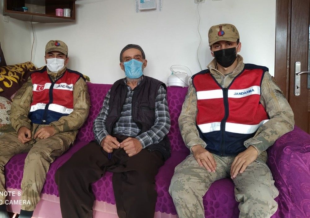 Jandarmadan yaşlılara anlamlı sürpriz