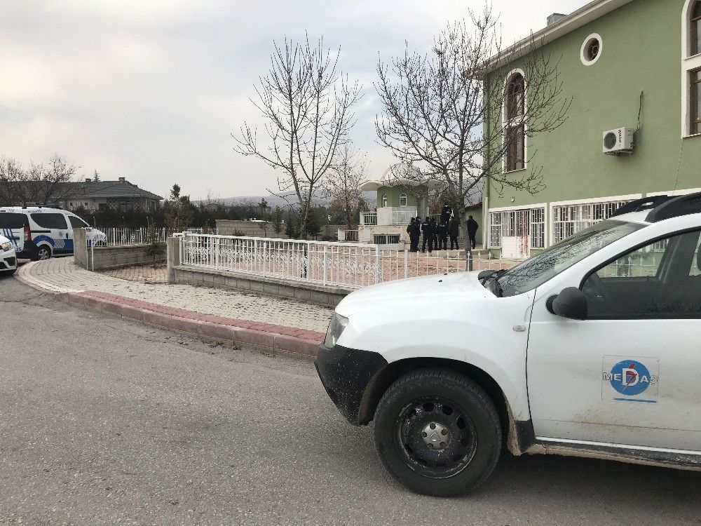 Kalp hastası genç şadırvan girişinde ölü bulundu