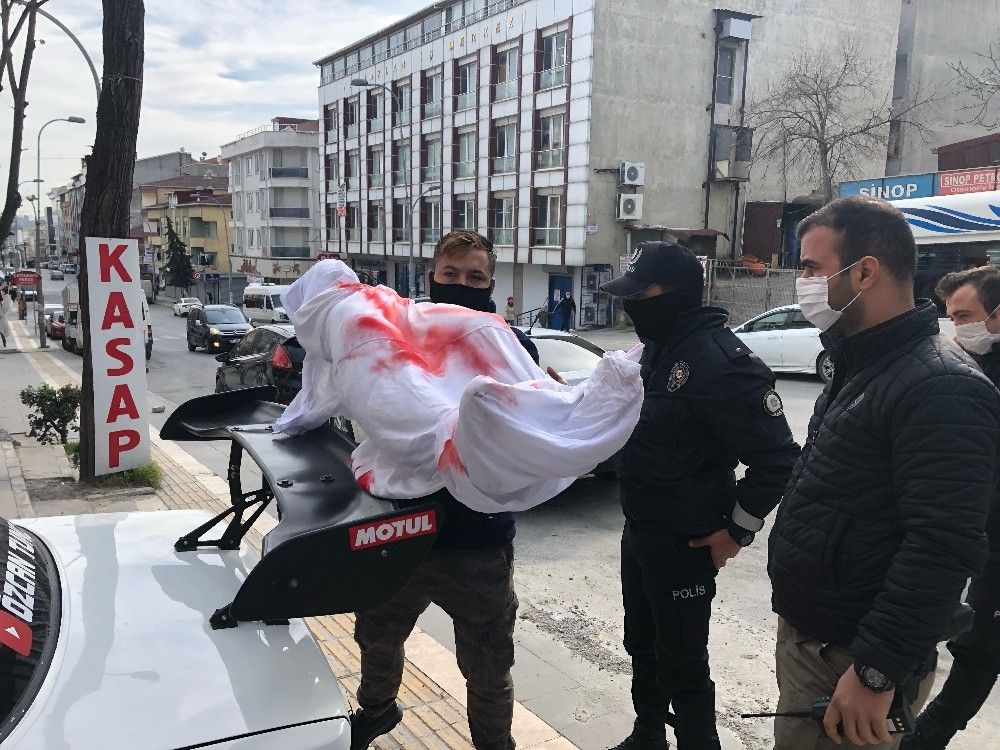 Kanlı ve kefenli araç polisi alarma geçirdi