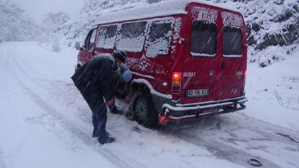 Kazdağları'nda onlarca araç kar nedeniyle mahsur kaldı