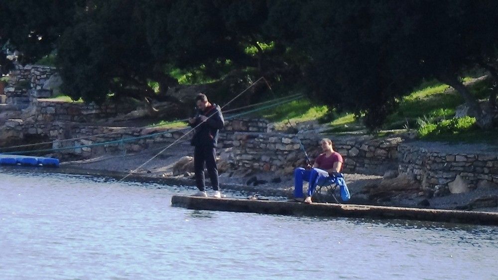 Kısıtlamada denize girdiler, balık tuttular