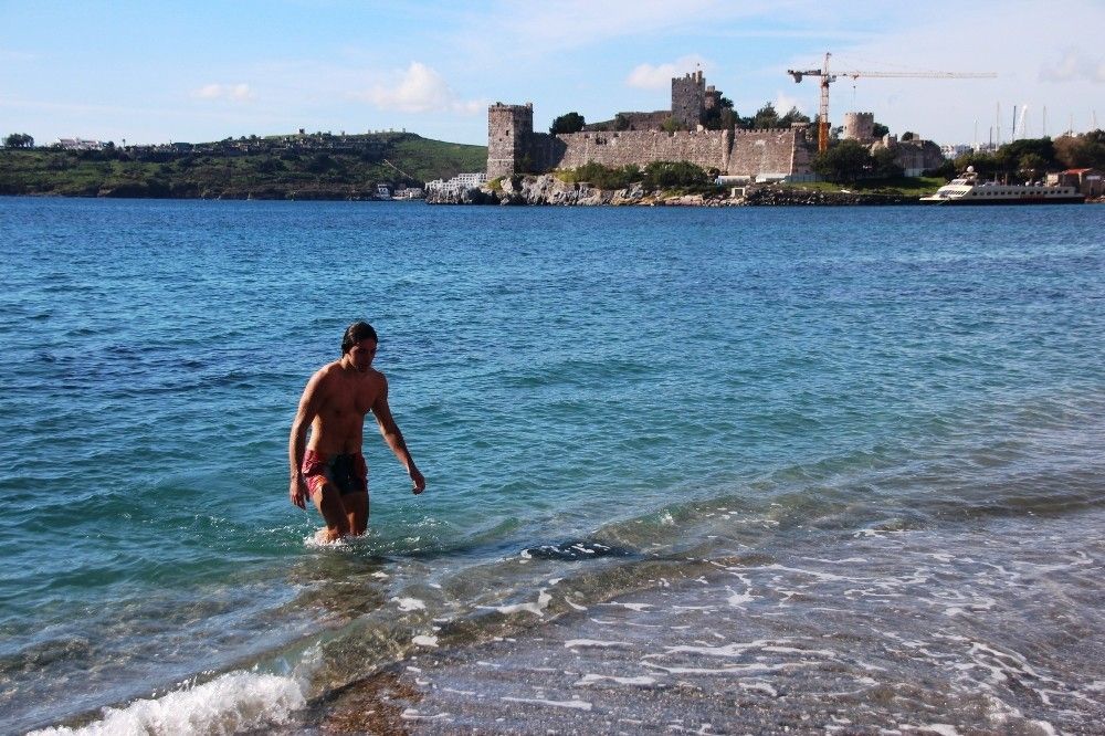 Kısıtlamada denize girdiler, balık tuttular