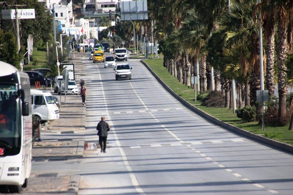 Kısıtlamada denize girdiler, balık tuttular