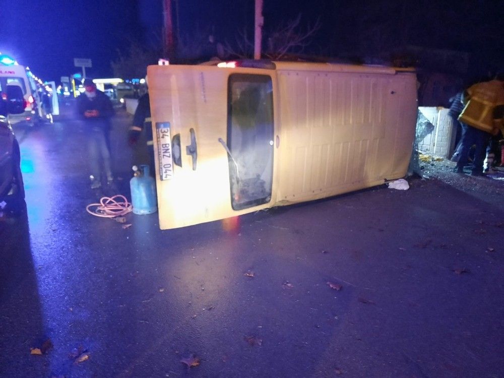 Kontrolden çıkan panelvan minibüs devrildi: 2 yaralı