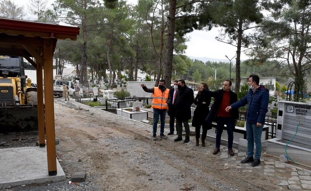 Kuşadası Yeni Asri Mezarlığında düzenleme çalışmaları sürüyor