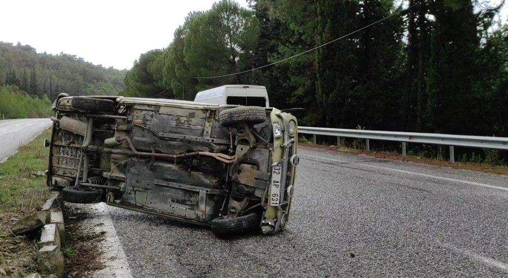 Kuşadası'nda otomobil takla attı: 1 yaralı