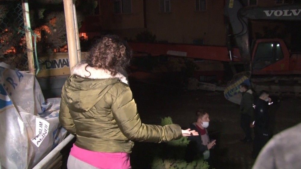 Maltepe'de yıkımı devam eden bina göçtü