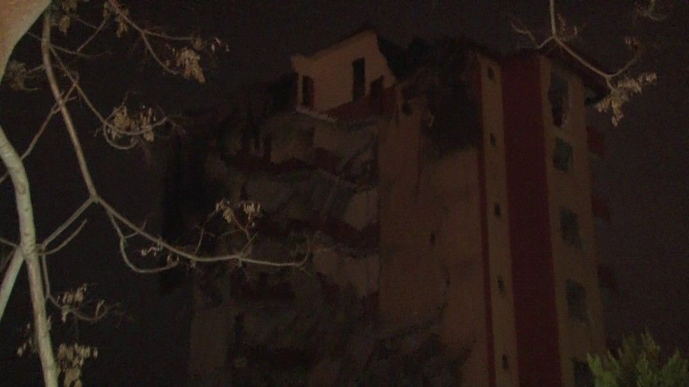 Maltepe'de yıkımı devam eden bina göçtü