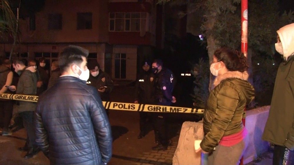 Maltepe'de yıkımı devam eden bina göçtü