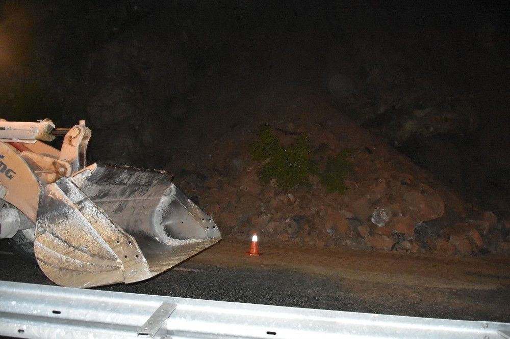 Marmaris'te heyelan! Yol trafiğe kapandı