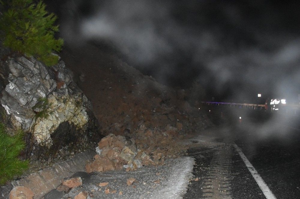 Marmaris'te heyelan! Yol trafiğe kapandı