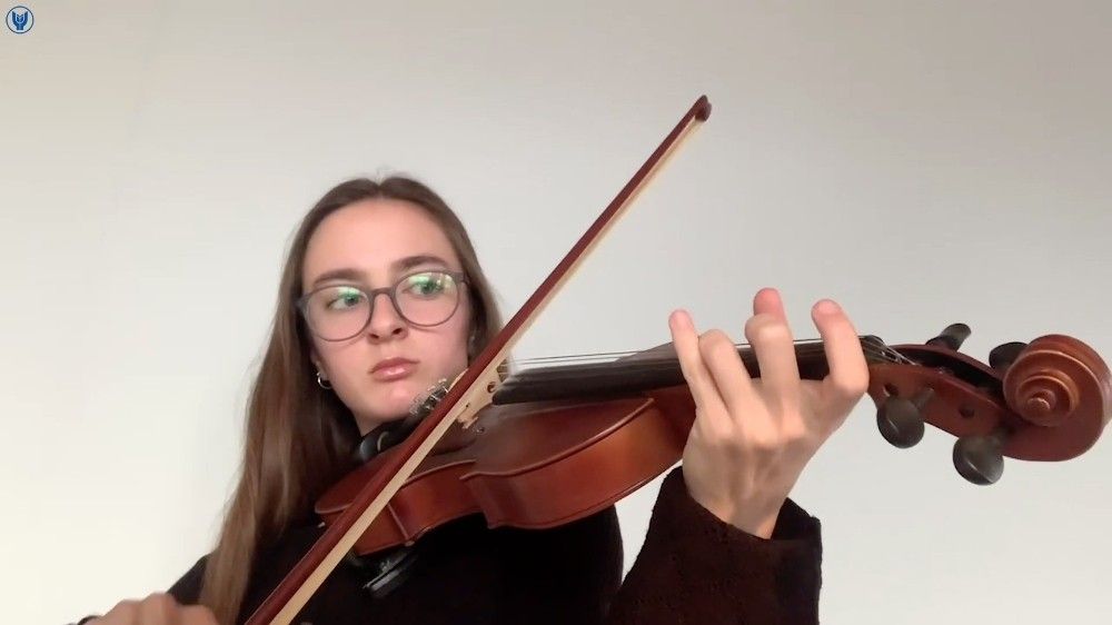 Minik müzisyenlerden evde konser ziyafeti