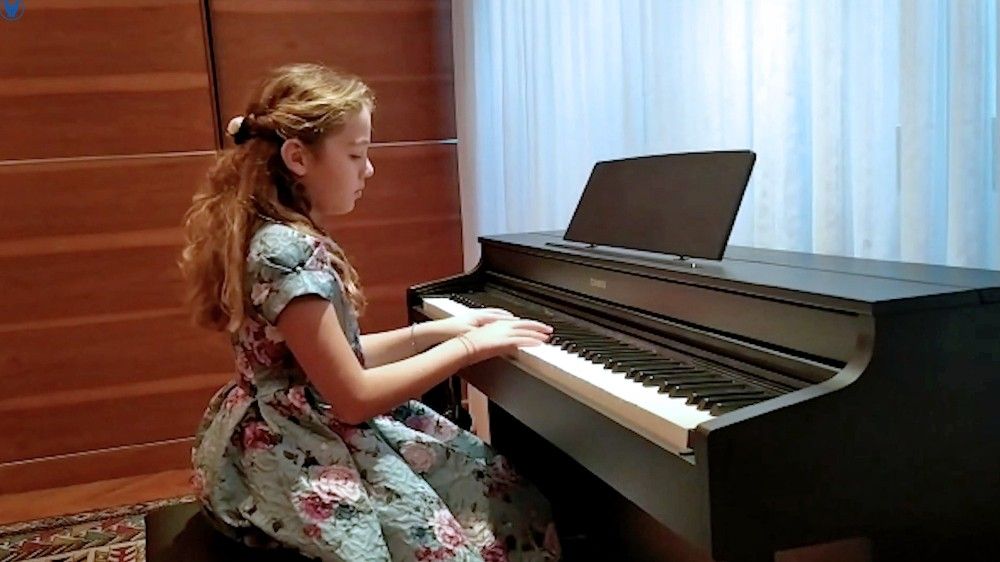 Minik müzisyenlerden evde konser ziyafeti