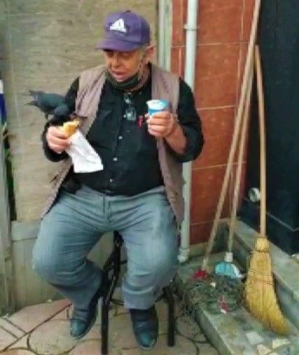 Omzuna konan kargayla birlikte döner yedi, ayran içti