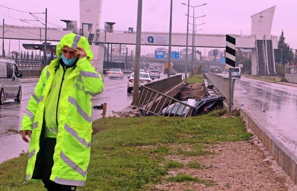 Otomobil iki köprünün arasına uçtu: 2 yaralı