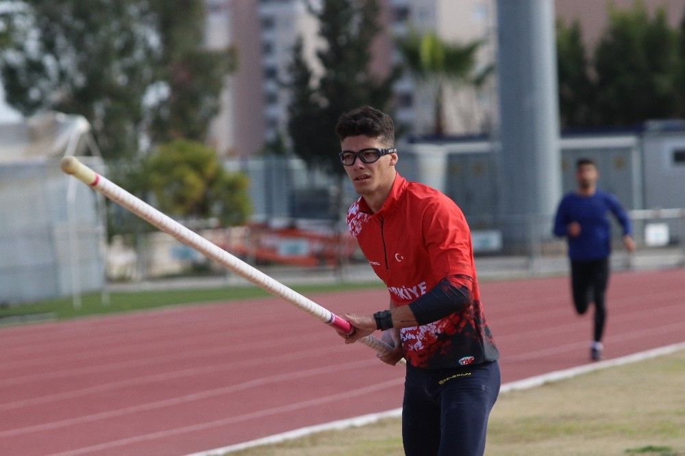 Sırıkla atlamada Türkiye'de tüm rekorları kırdı!
