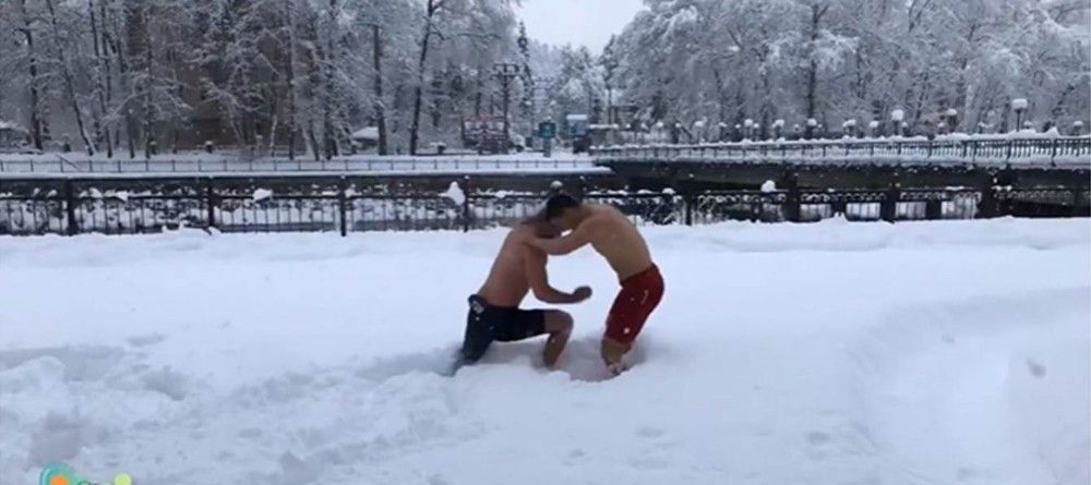 Soğuk havaya aldırmadan karda güreştiler