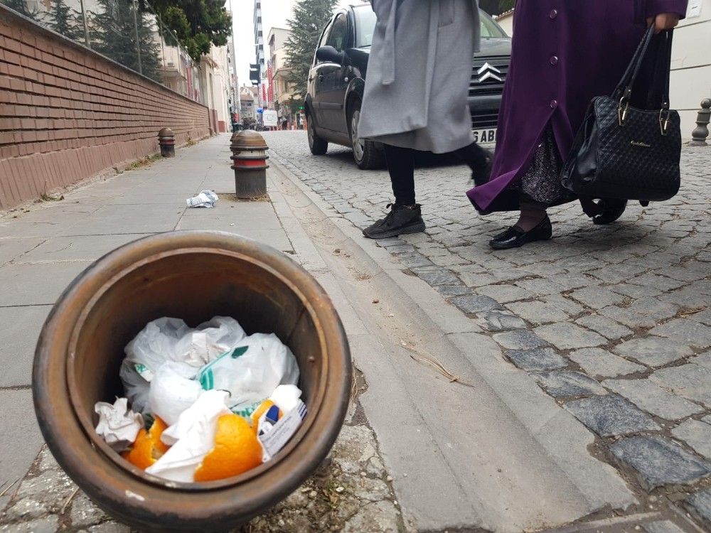 Trafik dubasını çöp kovasına çevirdiler
