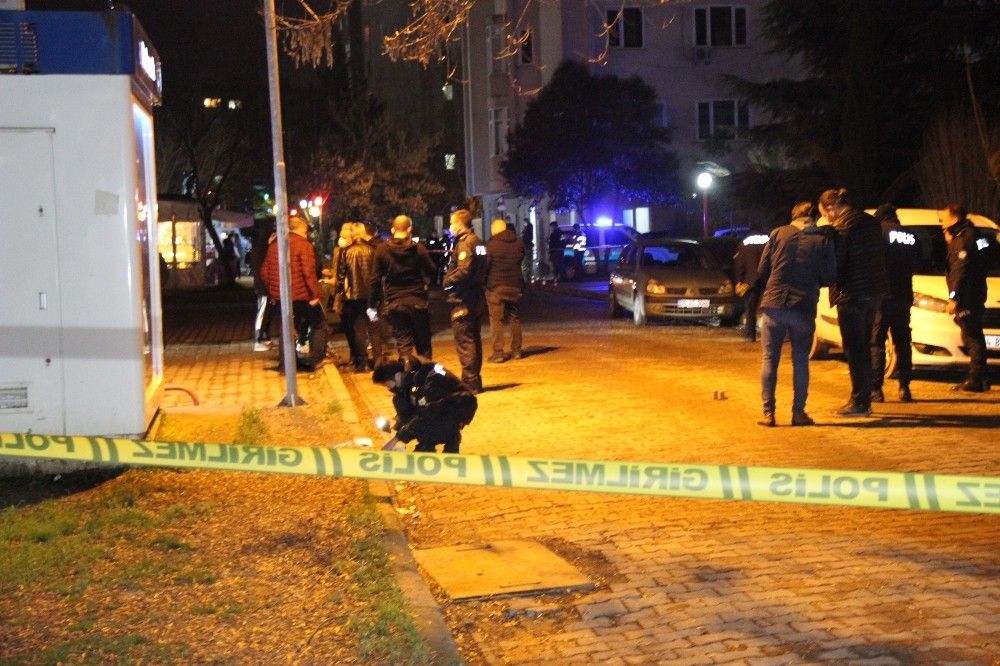Pes dedirtti: Sokak ortasında 2 kişiyi vurdular