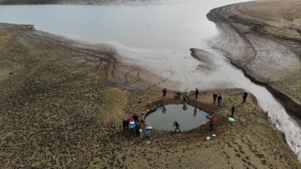 Yavru balıkları kurtarma operasyonu