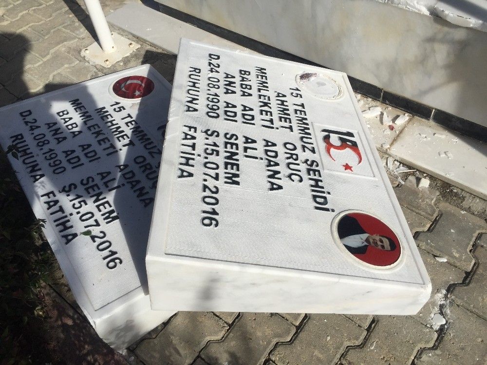 15 Temmuz şehidi ikiz polislerin mezarlarını kırdılar