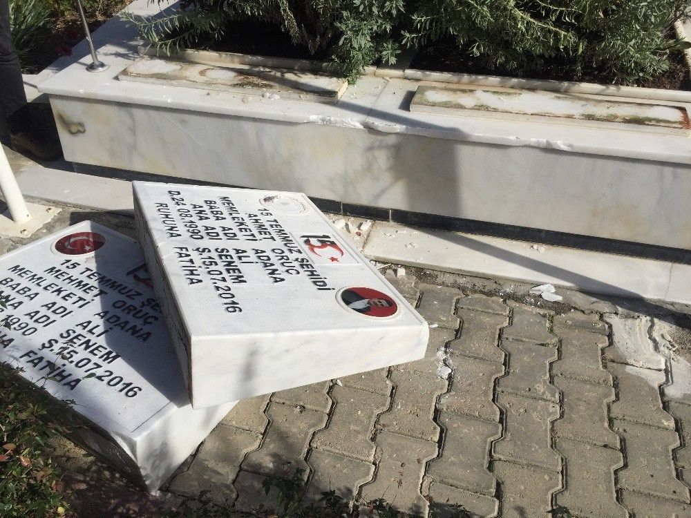15 Temmuz şehidi ikiz polislerin mezarlarını kırdılar