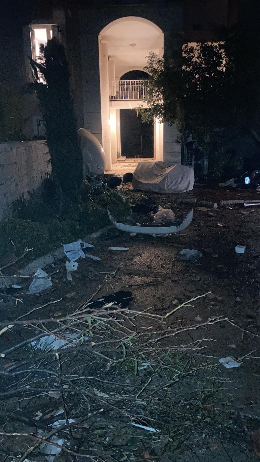 Savaş alanına döndü! Alaçatı'da hortum