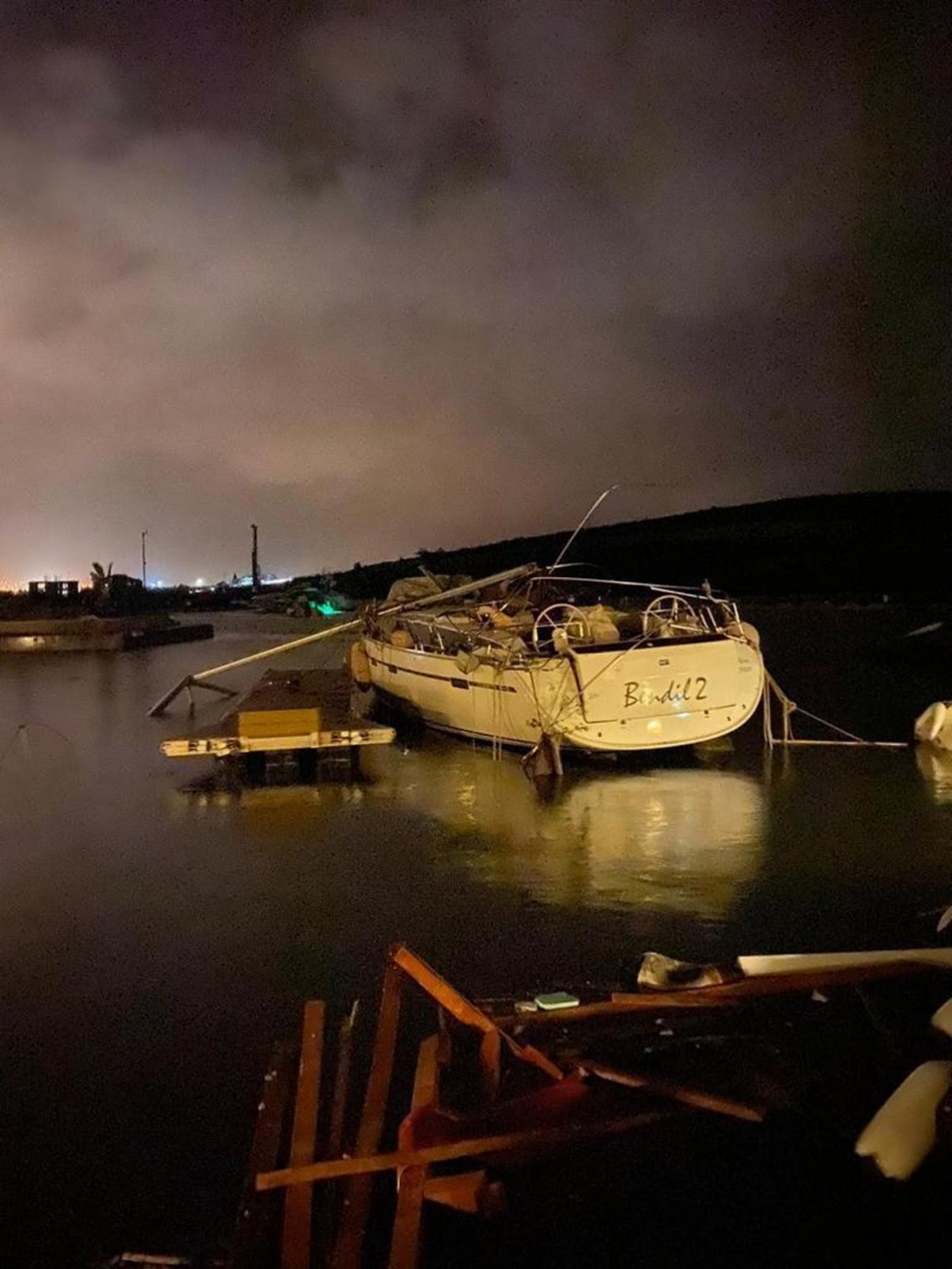 Savaş alanına döndü! Alaçatı'da hortum